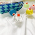 Nahaufnahme der durchsichtigen Gelee-Cupcake-Handygriffe mit Kirsche in Bonbonfarben - Cremige Kirsche-Transparent