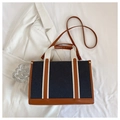 Detalle del bolso tote de mezclilla negra con bordes de cuero marrón y remaches dorados - Estilo 2 (Negro/Marrón)