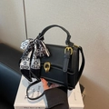 Schicke schwarze minimalistische quadratische Handtasche mit Bären-Seidenschal und Schloss - Schwarz