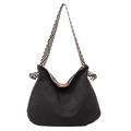 Grande borsa hobo in velluto a coste nero con tracolla a righe su sfondo bianco neutro - Nero