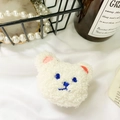 Nahaufnahme des süßen Plüsch-Bären-Handyhalters aus weißem Teddy-Stoff mit Stickerei - Bär / Weiß