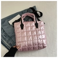 Borsa tote rosa trapuntata con tracolla nera, texture imbottita e finitura metallica - Rosa