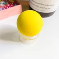 Support de téléphone sphérique jaune vif avec texture douce floquée sur base claire - Jaune