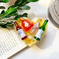 Herzförmige Handyhalterung mit Mini-Bier- und Soju-Flaschenanhängern im Inneren - Gelbe Basis Bier Getränk