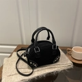 Schicke schwarze Bowling-Tasche aus Mattleder mit Nieten-Details und verstellbarem Gurt - Schwarz