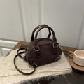 Schicke dunkelbraune Boston-Tasche aus Wildlederimitat mit Nieten und Schultergurt - Kaffeebraun