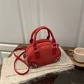 Rote Mini-Henkeltasche aus Wildleder im Retro-Stil mit Nieten für den Herbst-Look - Rot