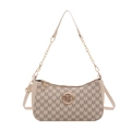 Beigefarbene Halbmond-Tasche mit M-Monogramm-Muster und goldener Kette - Weiß