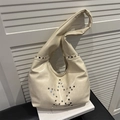 Beige Hobo-Tasche mit silbernen Sternennieten und modernen Nietendetails am Griff - Gebrochenes Weiß