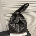 Retro Hobo-Schultertasche aus schwarzem Leder mit Sternmuster aus Nieten für Damen - Schwarz