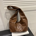 Vintage braune Hobo Tasche mit silbernen Stern-Nieten und großem Fassungsvermögen - Braun