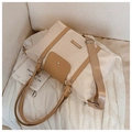 Dettaglio della borsa tote in nylon crema con finiture in pelle e placca metallica d'argento - Cachi