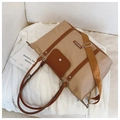 Dettaglio della borsa tote in nylon kaki con tasca marrone su maglione lavorato - Marrone