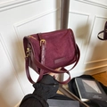 Elegante borsa a tracolla in pelle scamosciata bordeaux e pelle con dettagli dorati - Borgogna