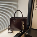Elegante borsa tote marrone caffè in pelle con logo dorato e ciondolo alla moda - Marrone