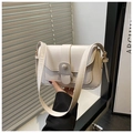 Detalle del bolso beige minimalista con solapa y hebilla de metal con correa ancha - Blanco