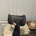 Borsa a spalla vintage leopardata con cerniera dorata e tracolla sottile ed elegante - Nero