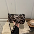 Borsa a spalla da donna alla moda con stampa leopardata e cerniera nera di tendenza - Marrone