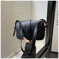 Detalle del bolso bandolera de cuero negro con cierre de solapa y correa de hebilla - Negro