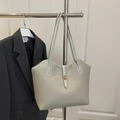 Borsa tote in pelle grigio-verde chiaro con trama litchi e chiusura a girello in metallo - Verde