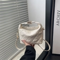 Beige gewatteerde handtas met hartjesborduurwerk en afneembare schouderriem dames - Wit