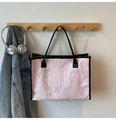 Detalle del bolso tote acolchado rosa con bordado ondulado y correas de cuero negro - Rosa