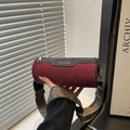 Borsa a cilindro in camoscio bordeaux e pelle nera con tracolla etnica larga - Rosso