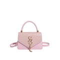 Elegante rosa Handtasche mit Krokoprägung und goldenem S-Logo-Quastenanhänger auf Weiß - Rosa