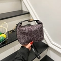 Vintage-Schultertasche mit Leopardenmuster, matter Textur und goldener Schnalle - Schwarz