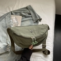 Bolso bandolera de nailon verde militar con forma de media luna y correa ajustable - Verde