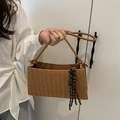 Bruine geweven stro schoudertas met leren riem en kwastje detail voor vrouwen - Bruin Met Hanger