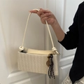 Chique crème geweven schoudertas met geknoopte riemen en een decoratieve kwast hanger - Off-white met Hanger