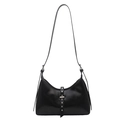 Glänzende schwarze Hobo-Tasche aus Leder mit silberner Schnalle und runden Nieten - Schwarz