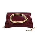 Bolso bandolera minimalista en charol rojo vino con asa en C dorada y cadena - Rojo