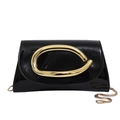 Bolso bandolera minimalista en charol negro con icónico asa metálica dorada en forma de C - Negro