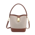 Bolso saco retro de lona con adornos de cuero sintético marrón y cierre giratorio dorado - Marrón
