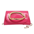 Bolso bandolera de charol fucsia con asa de anillo dorada y cadena de estilo serpiente - Rosa Rojo