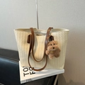Bolso tote tejido vintage crema con asas marrones y un lindo colgante de perro de peluche suave - Con Colgante / Blanco
