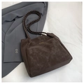Dettaglio del manico in pelle intrecciata e trama scamosciata marrone della borsa tote - Marrone