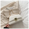 Dettaglio borsa a tracolla in pelle PU bianca con logo M dorato e catena sottile - Bianco