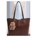 Bolso tote de cuero trenzado marrón oscuro con un charm de perro de peluche y asas largas - Marrón Con Colgante
