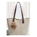 Bolso tote grande trenzado crema con asas marrones y un lindo colgante de perro de peluche - Blanco con Colgante