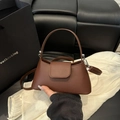 Dunkelbraune matte Satteltasche aus Leder mit Silberbeschlägen und Logo-Prägung - Braun