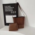 Grande borsa hobo marrone minimalista con cuciture a contrasto e pochette coordinata - Marrone