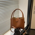 Bolso tipo cubo minimalista de cuero sintético marrón con asas y correa ajustable - Marrón