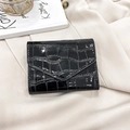 Mini porta carte nero con motivo a coccodrillo lucido e cuciture su sfondo neutro - Nero