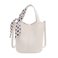 Weiße Bucket Bag aus Leder mit Litschimuster, gepunktetem Halstuch und Schulterriemen - Weiß