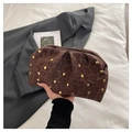 Detailansicht der braunen Clutch mit Leopardenmuster, Goldnieten und gefaltetem Design - Kaffeebraun
