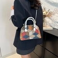 Modische shell-förmige Handtasche mit mehrfarbigem geometrischem Patchwork und weißen Griffen - Weiß