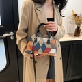 Schicke Patchwork-Handtasche in Muschelform mit verstellbarem schwarzem Umhängegurt - Schwarz